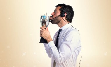 Bir kupa tutan yakışıklı telemarketer adam