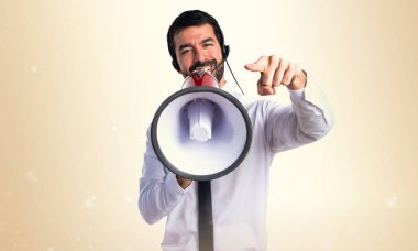 Megafon tarafından bağırarak yakışıklı telemarketer adam