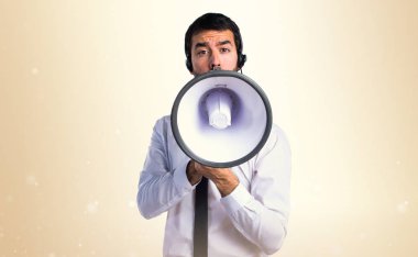 Megafon tarafından bağırarak yakışıklı telemarketer adam