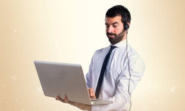 Yakışıklı telemarketer adam dizüstü bilgisayar ile