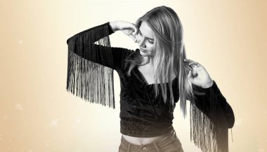 güzel sarışın kız stüdyoda poz