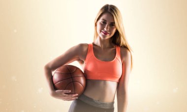Sarışın kız basketbol oynarken