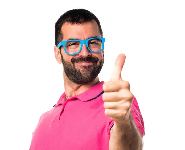 Man in kleurrijke kleding met duim omhoog — Stockfoto