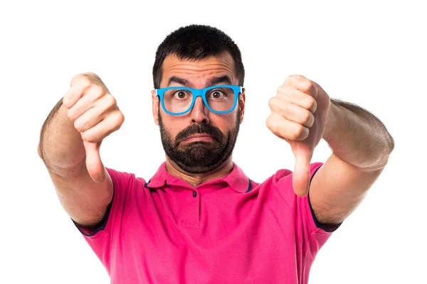 Uomo con vestiti colorati facendo cattivo segnale — Foto Stock