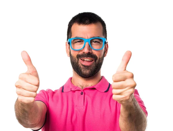 Man in kleurrijke kleding met duim omhoog — Stockfoto