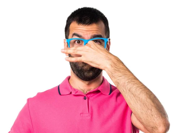 Άνθρωπος με πολύχρωμα ρούχα μυρίζουν άσχημα χειρονομία να κάνει — Φωτογραφία Αρχείου