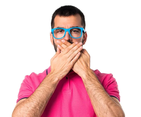 Homme avec des vêtements colorés couvrant sa bouche — Photo