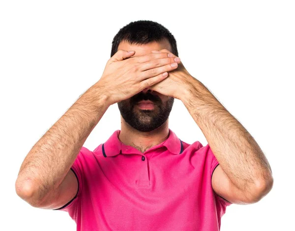 Hombre con ropa colorida cubriendo su cara — Foto de Stock