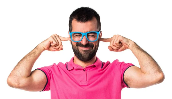 Man met kleurrijke kleding die betrekking hebben op zijn oren — Stockfoto