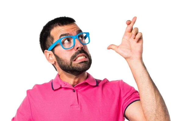 Homem com roupas coloridas com os dedos cruzando — Fotografia de Stock
