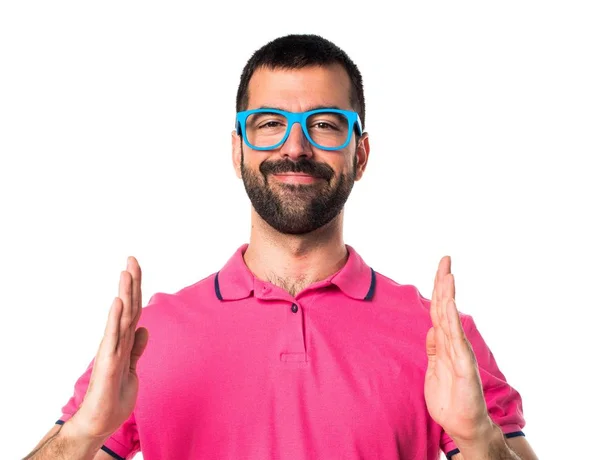 Άνθρωπος με πολύχρωμα ρούχα κρατώντας κάτι — Φωτογραφία Αρχείου