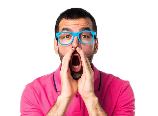 Man met kleurrijke kleding schreeuwen — Stockfoto