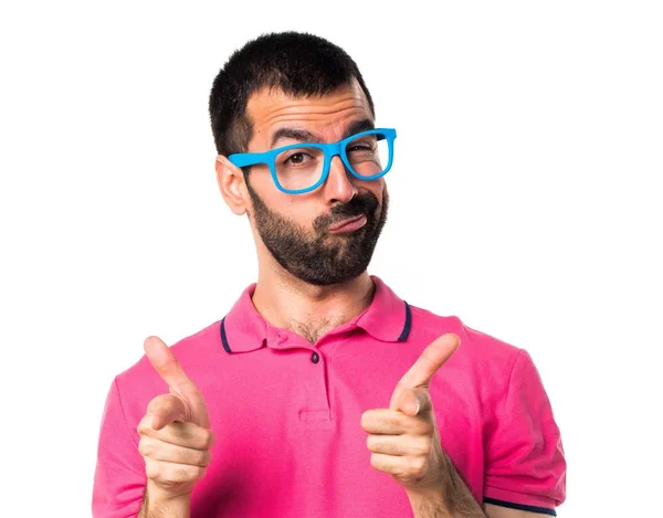 Homem com roupas coloridas apontando para a frente — Fotografia de Stock