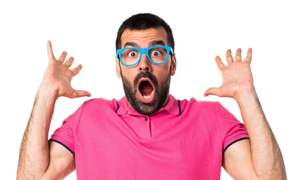 Человек в разноцветной одежде делает неожиданный жест — стоковое фото