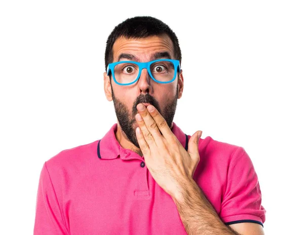 Άνθρωπος με πολύχρωμα ρούχα κάνει έκπληξη χειρονομία — Φωτογραφία Αρχείου