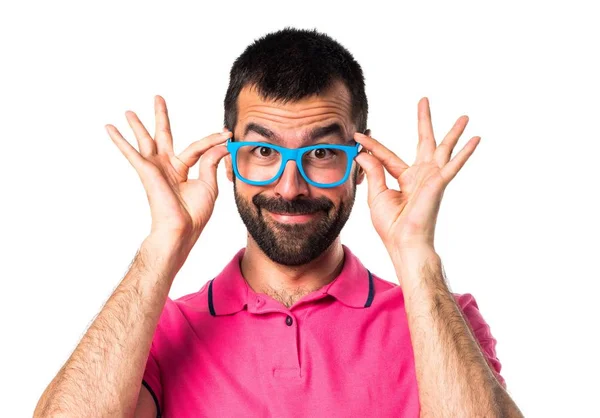 Hombre con ropa colorida mostrando algo — Foto de Stock