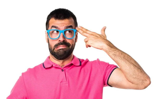 Uomo con vestiti colorati fare gesto suicida — Foto Stock