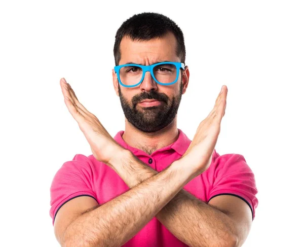 Mann mit bunten Klamotten macht keine Geste — Stockfoto