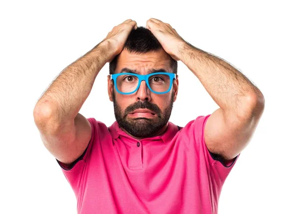 Gefrustreerde man met kleurrijke kleding — Stockfoto