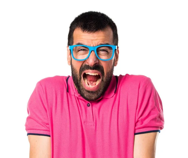 Renkli giysileri ile sinirli adam — Stok fotoğraf