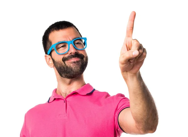 Homme avec des vêtements colorés touchant à l'écran transparent — Photo