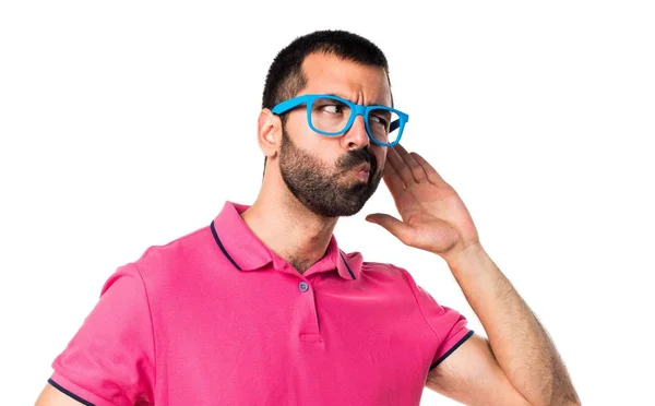 Άνθρωπος με πολύχρωμα ρούχα, ακούγοντας κάτι — Φωτογραφία Αρχείου