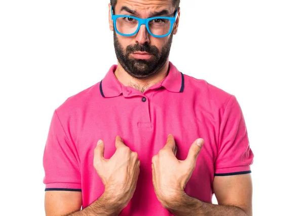 Homem com roupas coloridas fazendo gesto sem importância — Fotografia de Stock