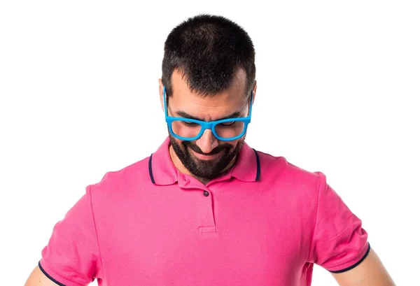 Άνθρωπος με πολύχρωμα ρούχα, κοιτάζοντας προς τα κάτω — Φωτογραφία Αρχείου