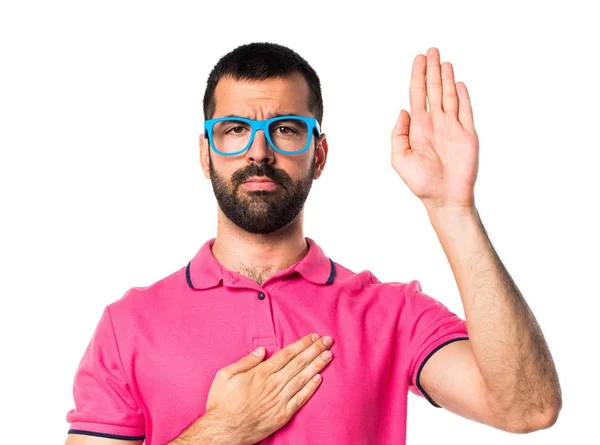 Homem com roupas coloridas fazendo um juramento — Fotografia de Stock