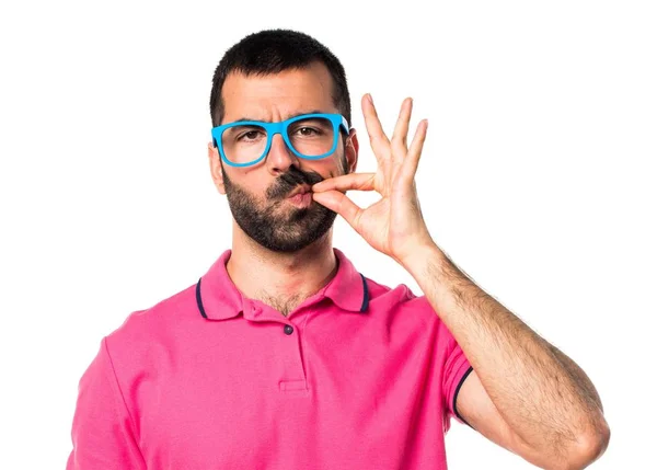Man met kleurrijke kleding stilte gebaar maken — Stockfoto
