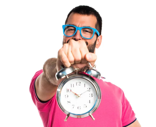 Homme avec des vêtements colorés tenant horloge vintage — Photo