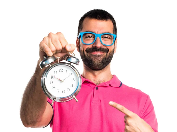 Man met kleurrijke kleding bedrijf vintage klok — Stockfoto