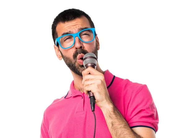 Man with colorful clothes singing with microphone — Stock Photo, Image