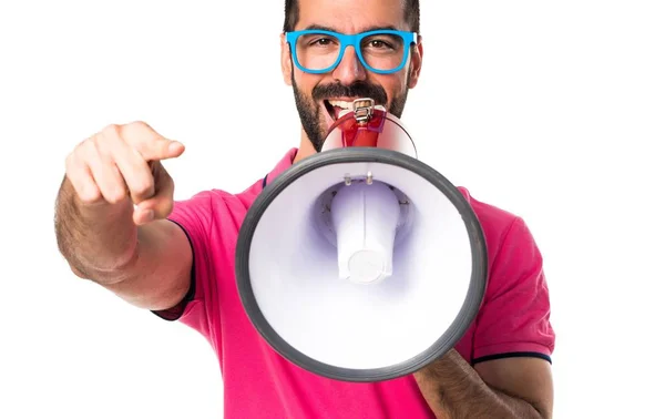 Человек в разноцветной одежде, кричащий мегафоном — стоковое фото