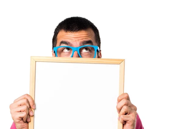 Muž s barevné oblečení drží prázdné cedulky — Stock fotografie