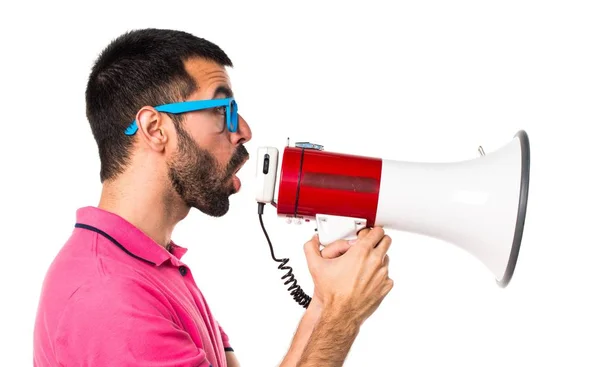 Man met kleurrijke kleding schreeuwen door megafoon — Stockfoto