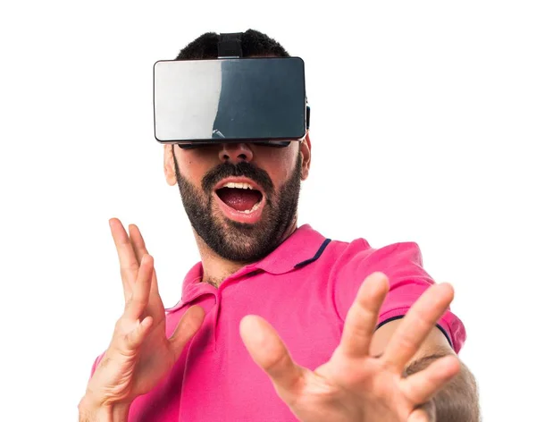 Hombre con ropa colorida usando gafas VR — Foto de Stock