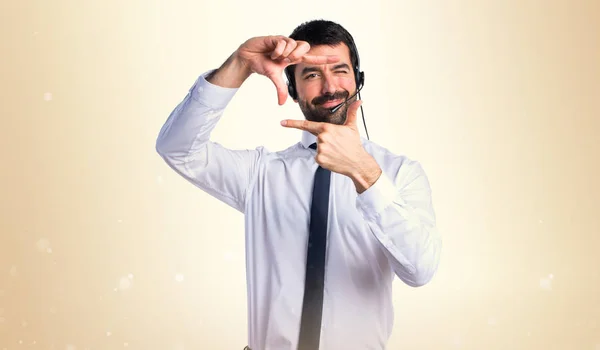 Junger Mann mit einem Headset, das mit den Fingern fokussiert — Stockfoto