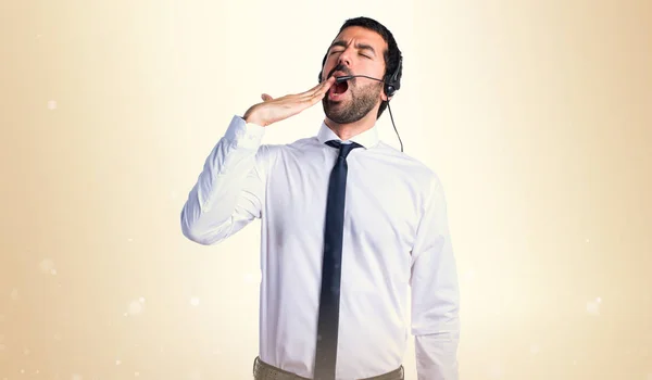 Bonito telemarketer homem bocejando — Fotografia de Stock