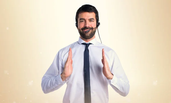 Telemarketer guapo hombre sosteniendo algo —  Fotos de Stock