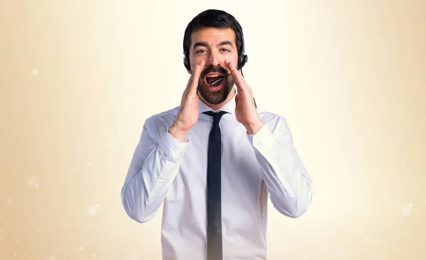 Junger Mann mit Kopfhörer schreit — Stockfoto