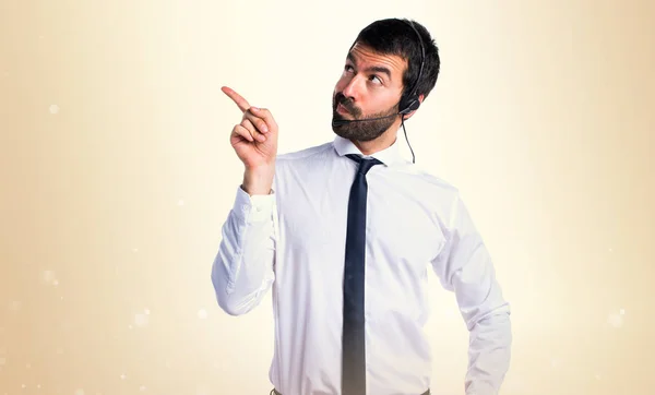 Joven con un auricular pensando — Foto de Stock