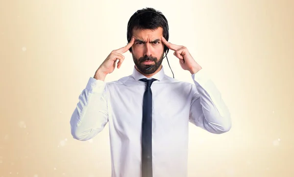 Jeune homme avec un casque pensant — Photo