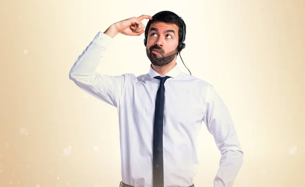Jonge man met een headset twijfels — Stockfoto