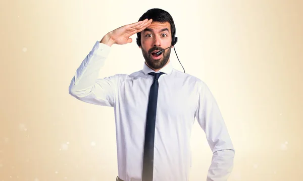 Jonge man met een headset met iets — Stockfoto