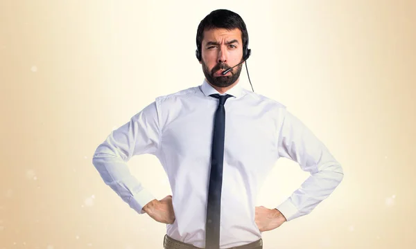 Joven triste con auriculares — Foto de Stock