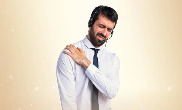 Omuz ağrısı ile bir kulaklık ile genç adam — Stok fotoğraf