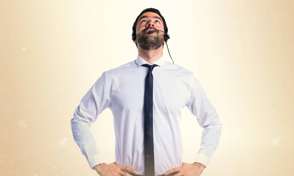 Joven con un auricular mirando hacia arriba — Foto de Stock