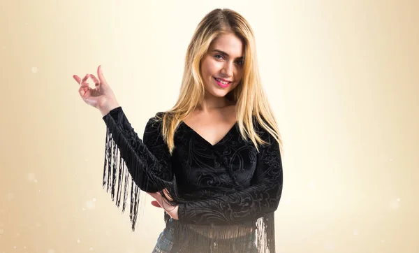 Vrij blond meisje poseren in studio — Stockfoto