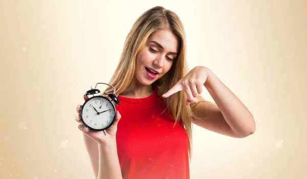 Blond flicka håller vintage klocka — Stockfoto